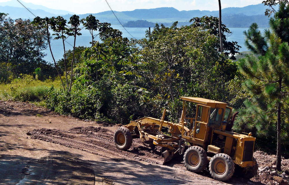 Road grader doinh the job